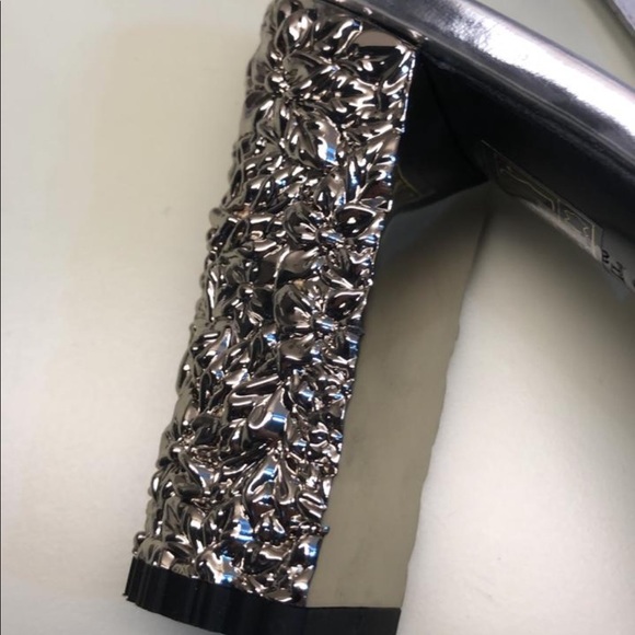 MARINI FABIANI MADE IN ITALY PEEP TOE SILVER HEELS WITH COOL HEEL DESIGN - Picture 3 of 7